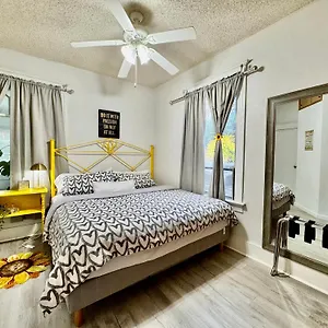 With 2 Bedrooms A King Bed Queen Bed And An Extra Sofa Bed Located 10 Minutes From Seatac Airport And 20 Minutes From Downtown , Seattle United States